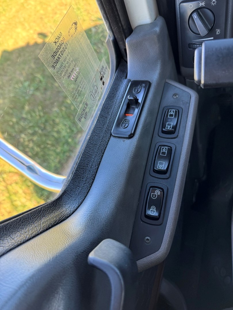 2016 Mack Day Cab - image 13